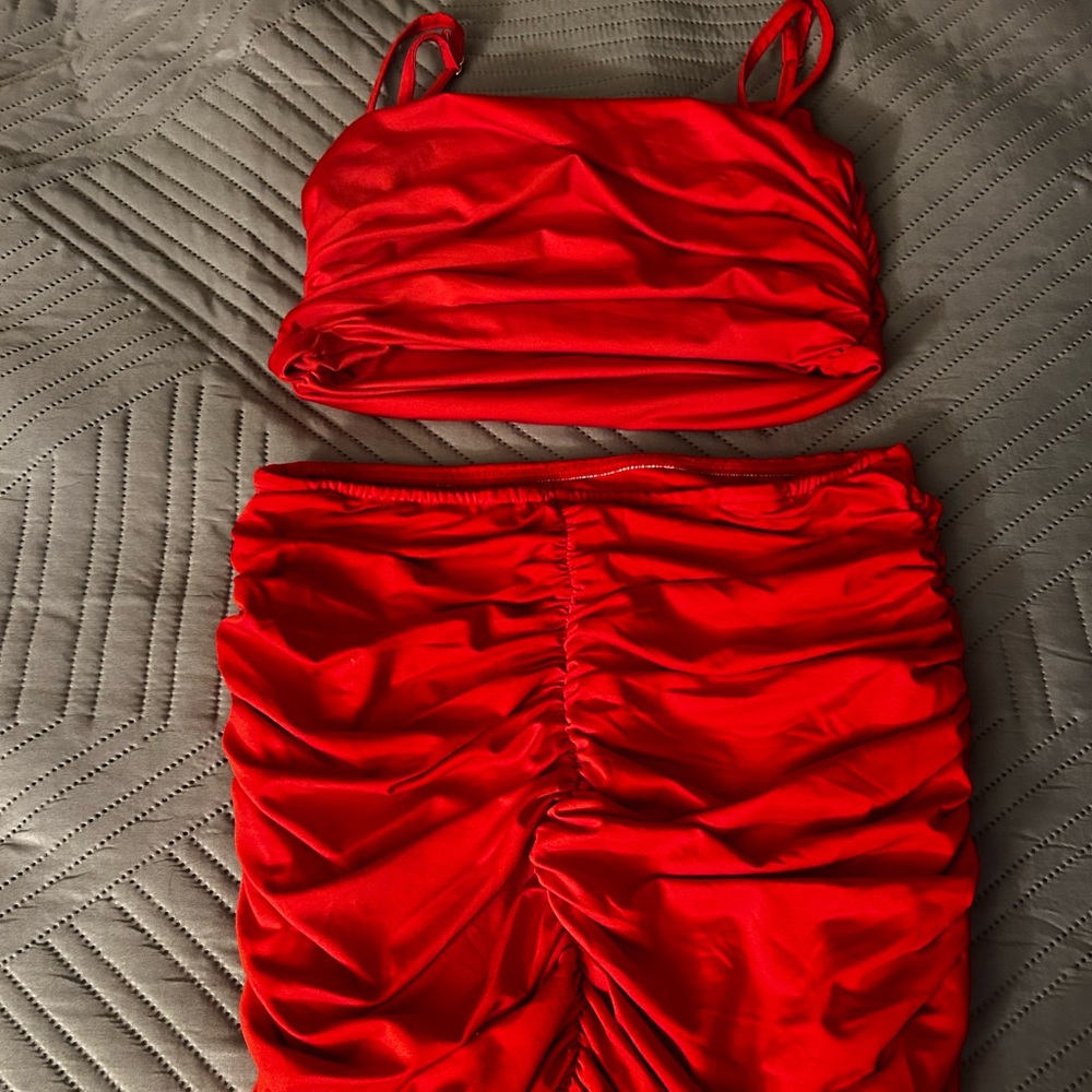 Red set - Picture 2 of 2